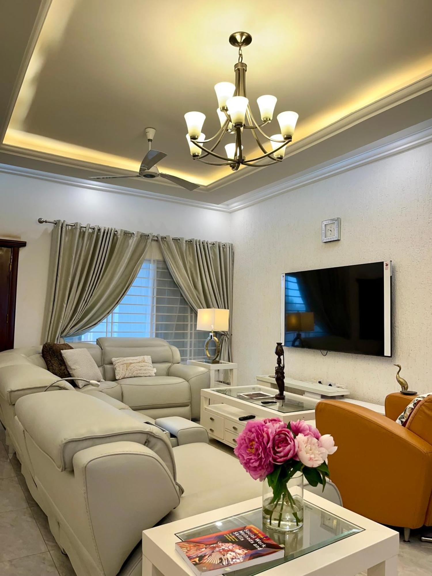 Seyramz Palace - Free Airport Pick Up - High Speed Starlink Wifi - Car Rental Tamale Buitenkant foto